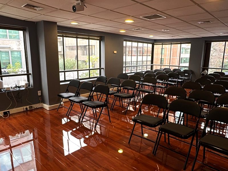 La sala montada con las sillas antes de que lleguen los asistentes