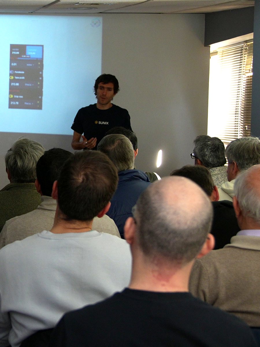 Asistentes al seminario en la sala de las oficinas de SUNIX