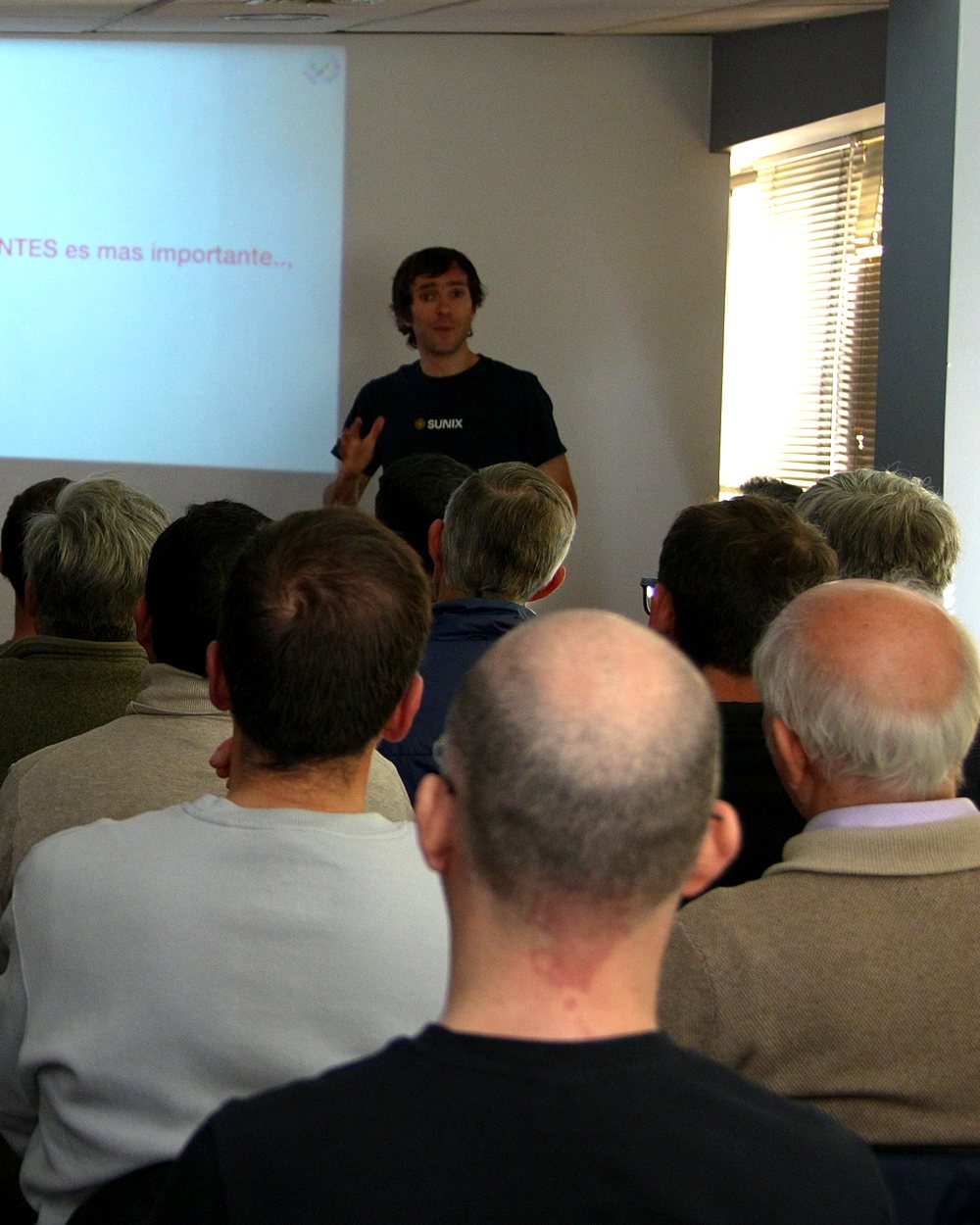 Nicolás Palacios dictando un seminario ante la sala llena en las oficinas de SUNIX